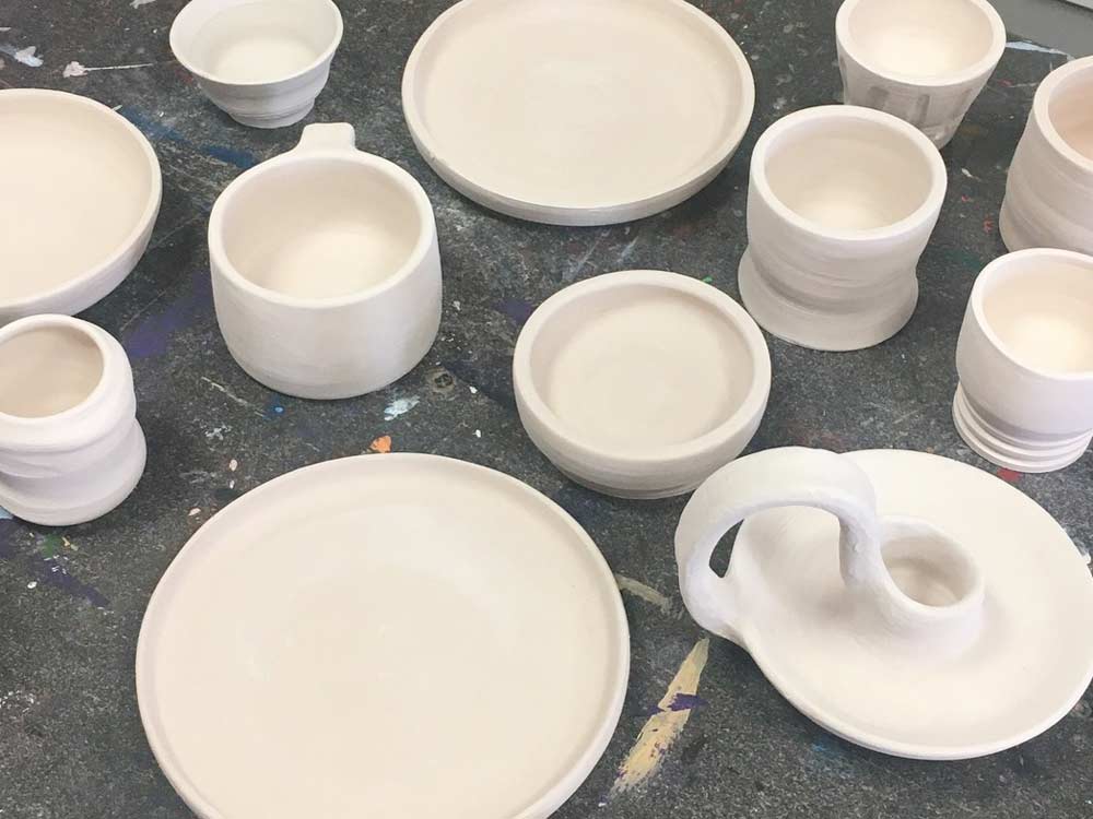 Kubeczki i dzbanki wykonane na zajęciach garncarstwa