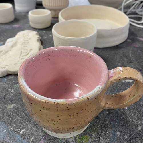 Kubeczki i dzbanki wykonane na zajęciach garncarstwa